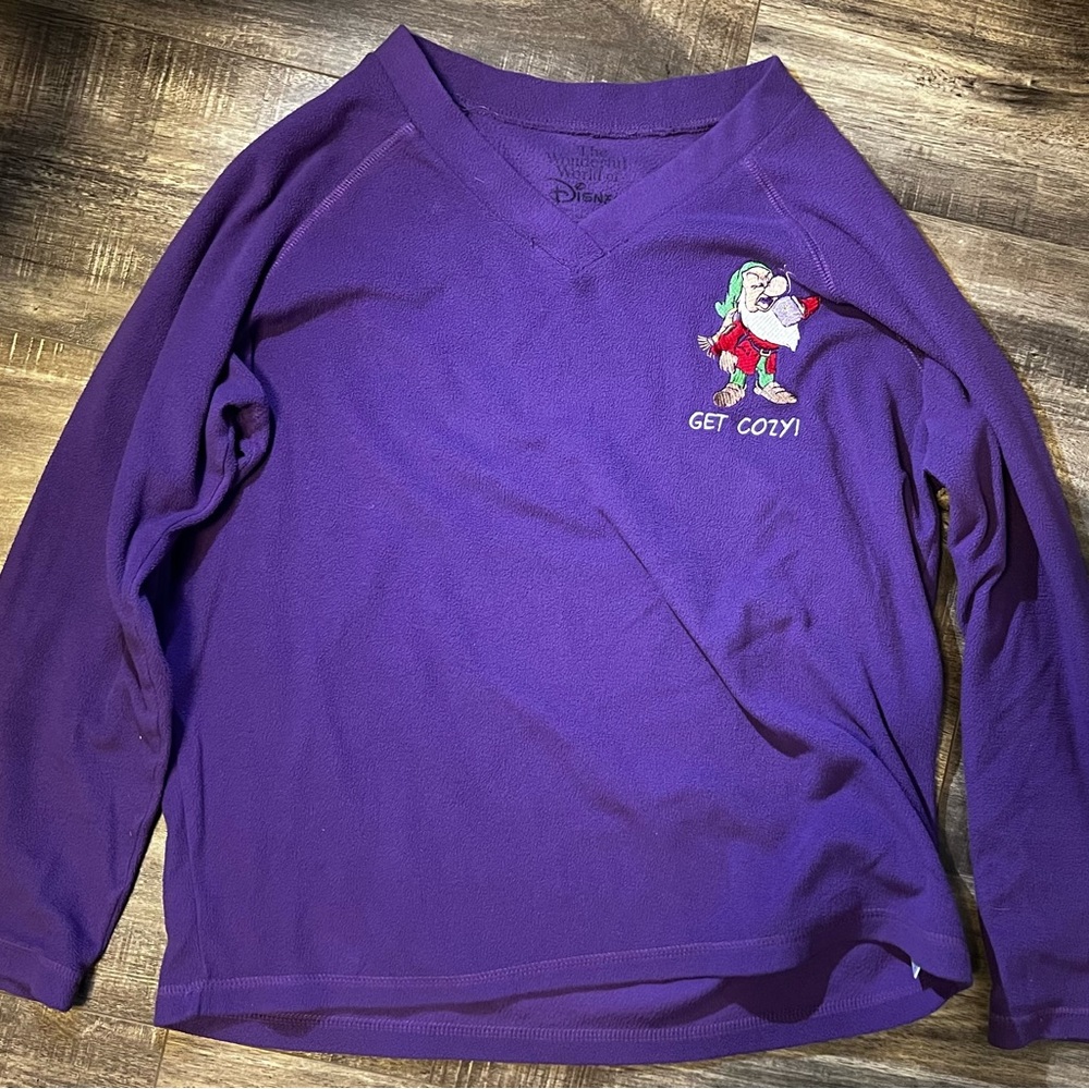 Snow White grumpy get cozy vintage embroidered shirt in great condition!
